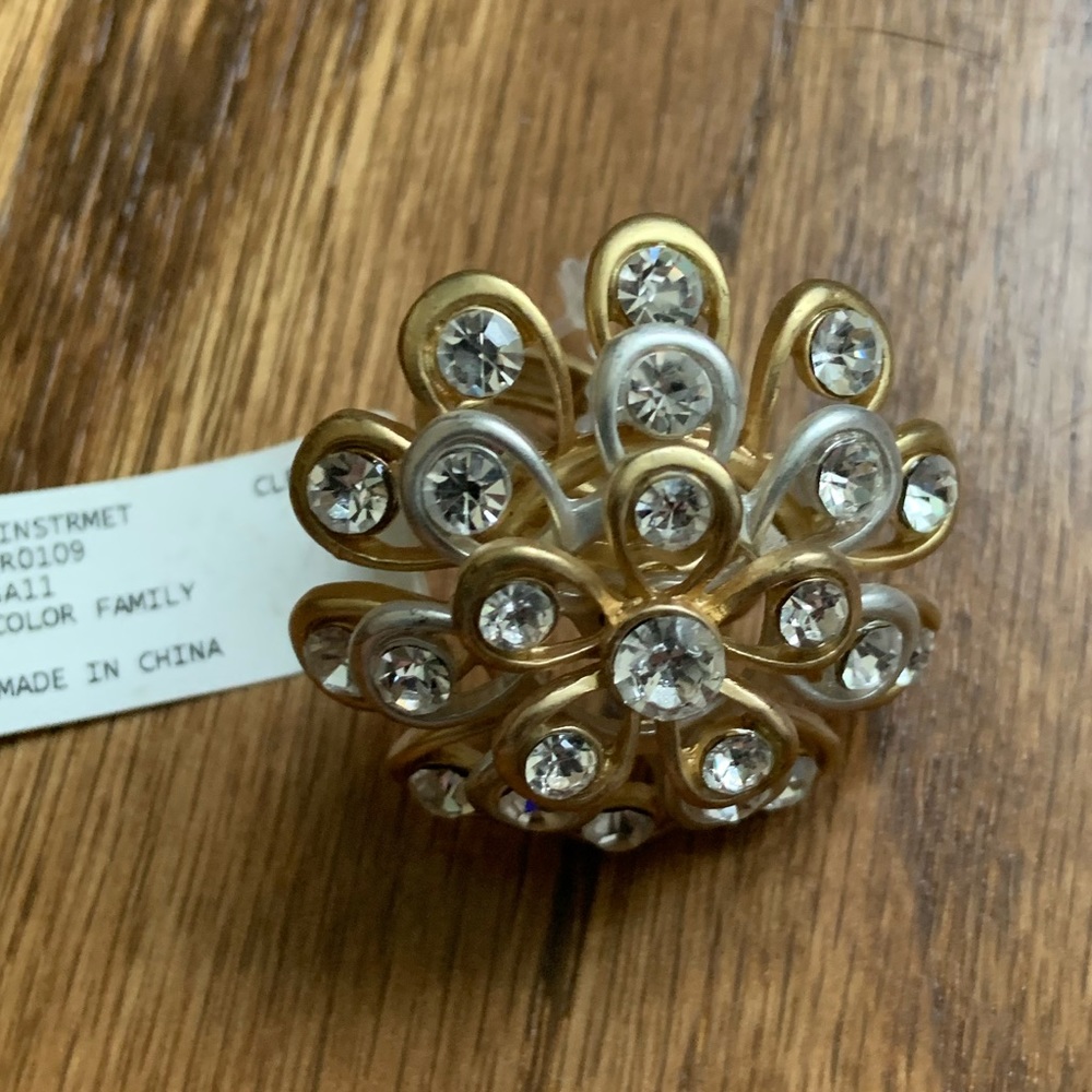 CHARMING CHARLIE Expandable Flower Ring